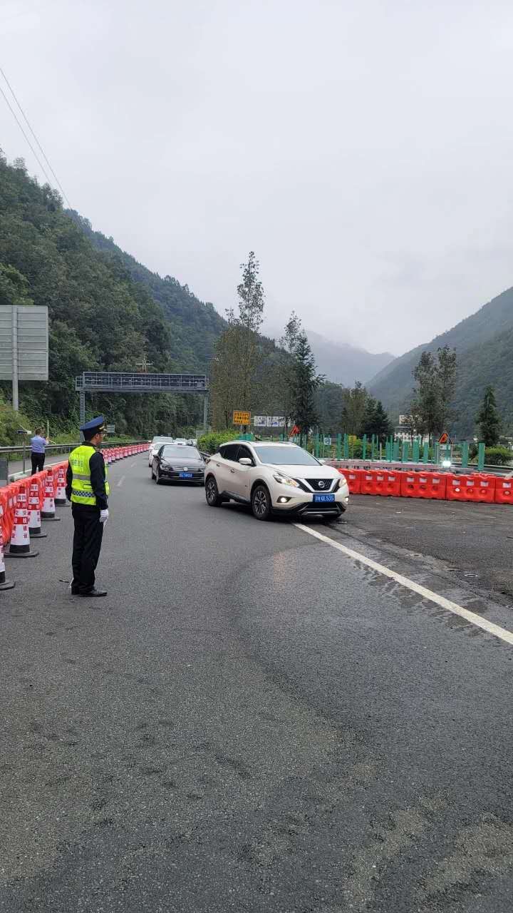 g5京昆高速公路石棉至彝海段实行双向分时段分车型通行