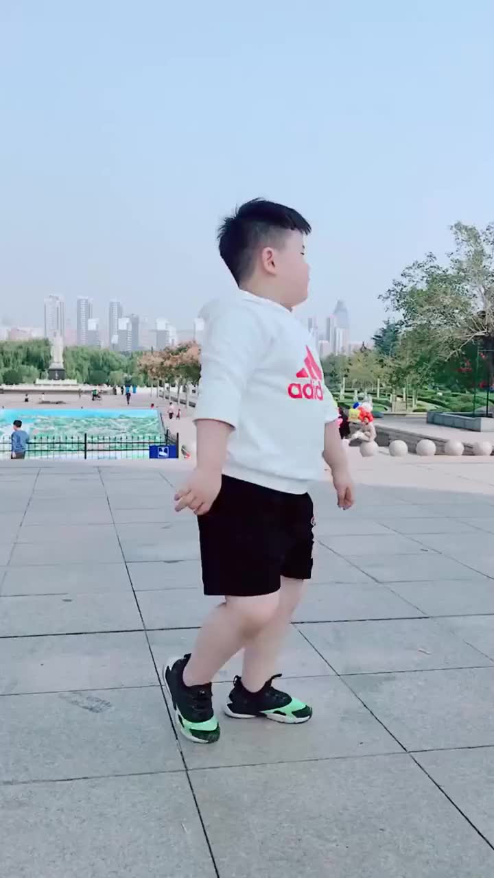 胖小孩户外跳广场舞,这动作真是可爱!