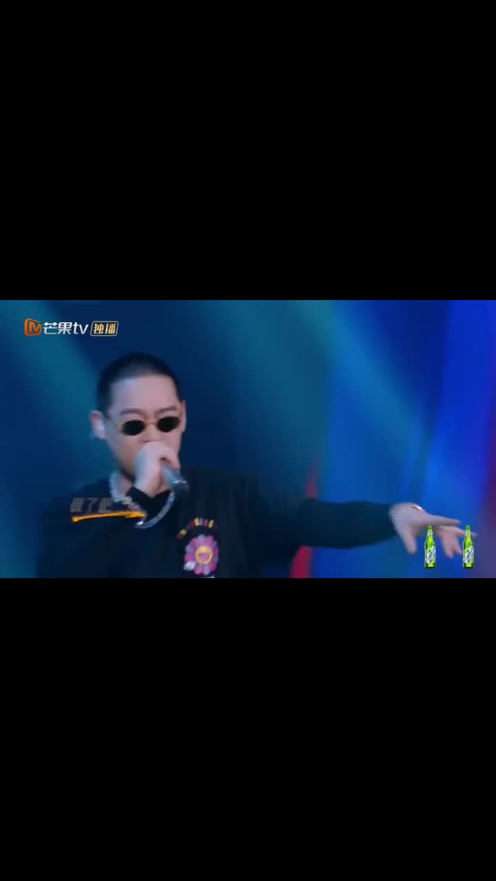 弹壳台上戴墨镜说唱,这是跟gai学的吧,还别有一番风味