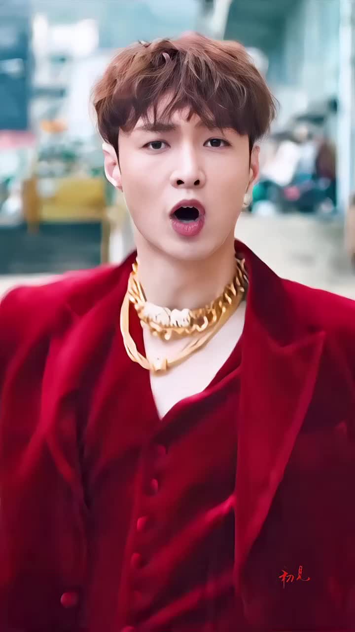 张艺兴小丑妆舞台惊艳，告别小绵羊标签，黄金四秒再掀热潮