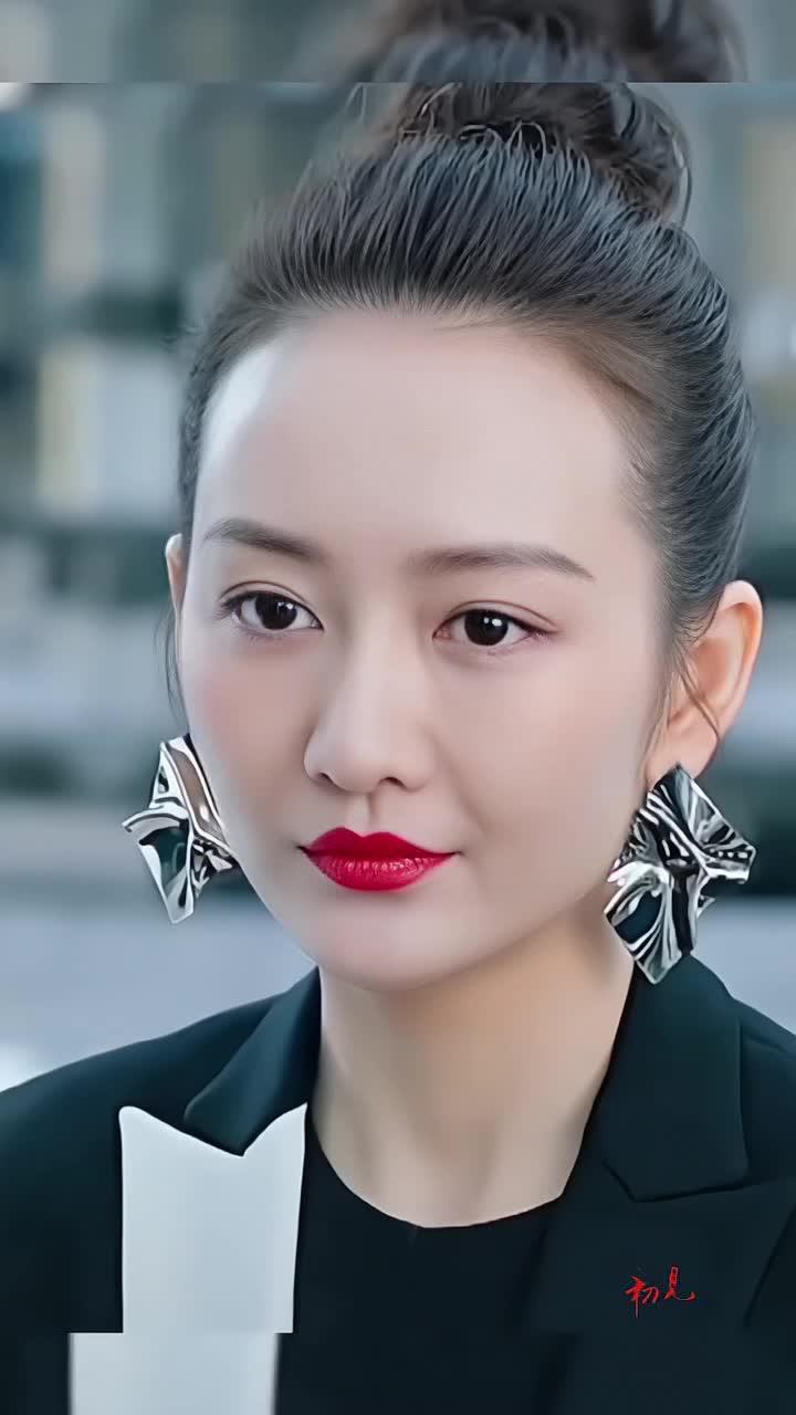 王鸥气质这一块拿捏的死死的，大眼睛红嘴唇，盛世美颜吸睛