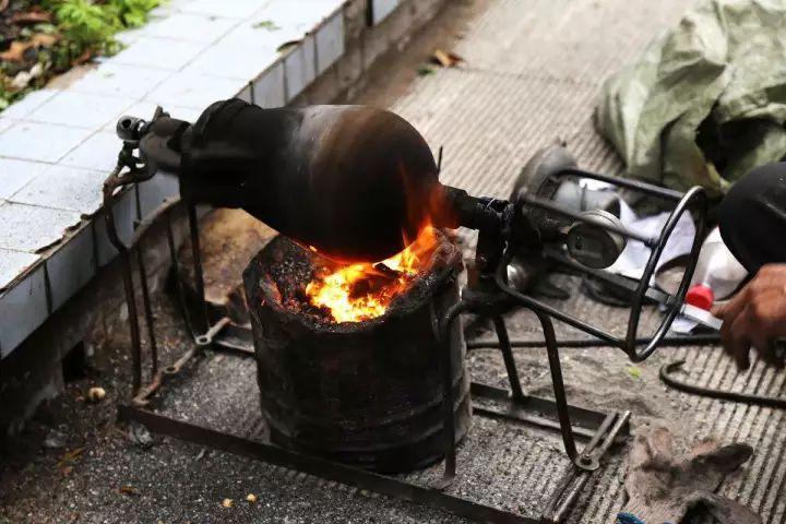 30年前的農村,冬日裡最讓人懷念的場景之一:傳統爆米花