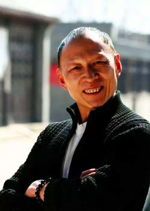 因长相太丑做了20年坏人,坐出租车被骂汉奸,妻女却美成女神!