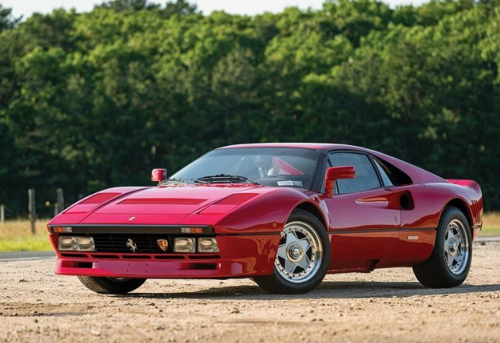 8辆法拉利相撞,车损高达24728万,车主一旁淡定抽烟