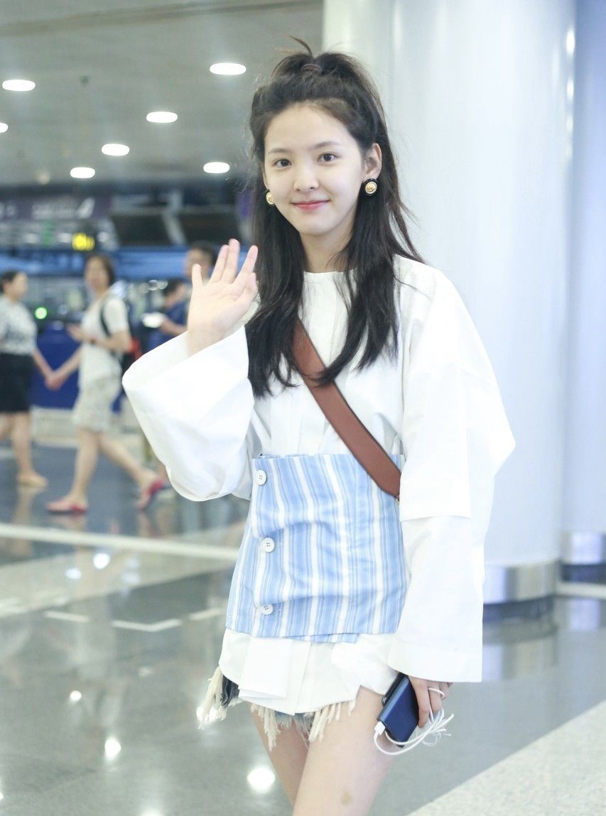 明星美照,图一女星章若楠现身机场,比心动作可爱迷人!_高清图集_新浪