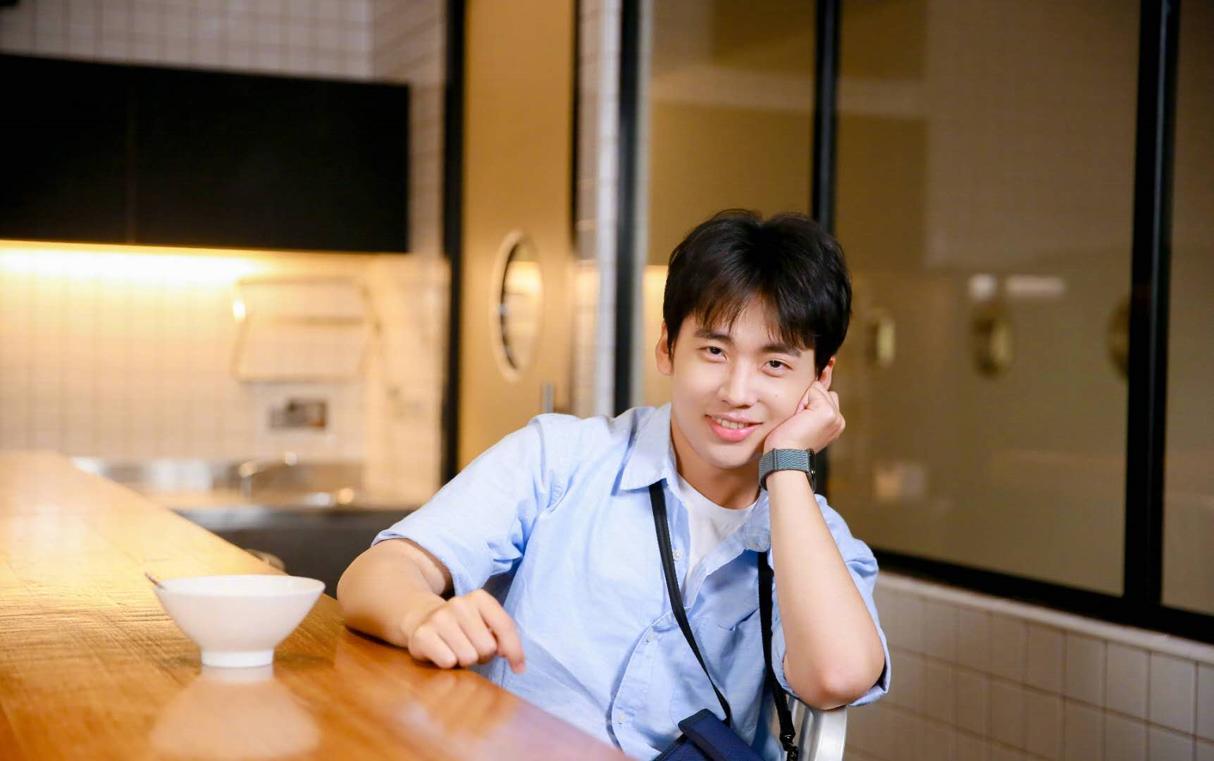 郭麒麟的教养有多好?双手接笔,扶人下台,握半手,细节太圈粉!