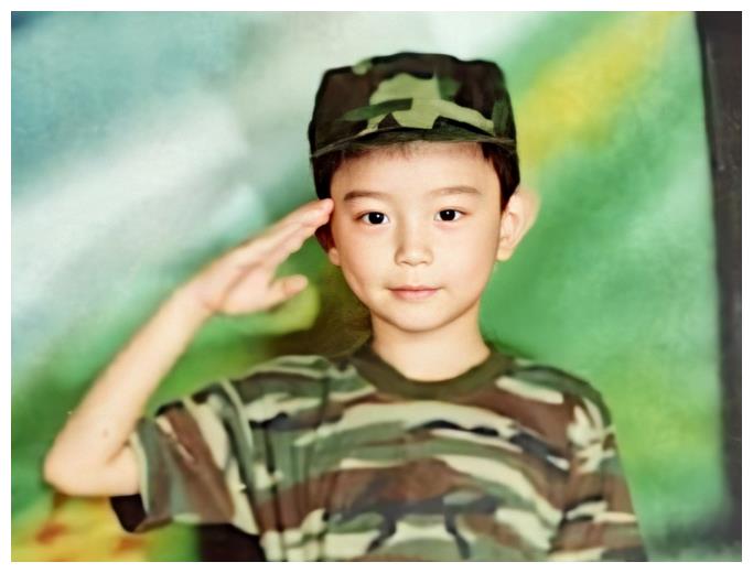 图中这个穿着迷彩服的小男孩就是现在当红的男演员丁禹兮,大家肯定都