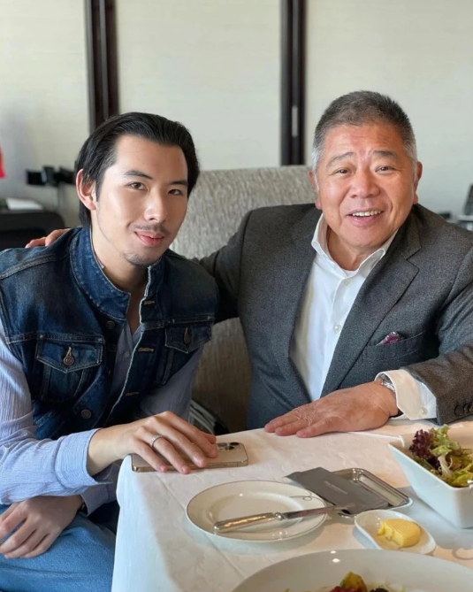 49岁黎姿举行圣诞派对,与干儿子合影似姐弟,丈夫拄拐出镜|黎姿|马廷强