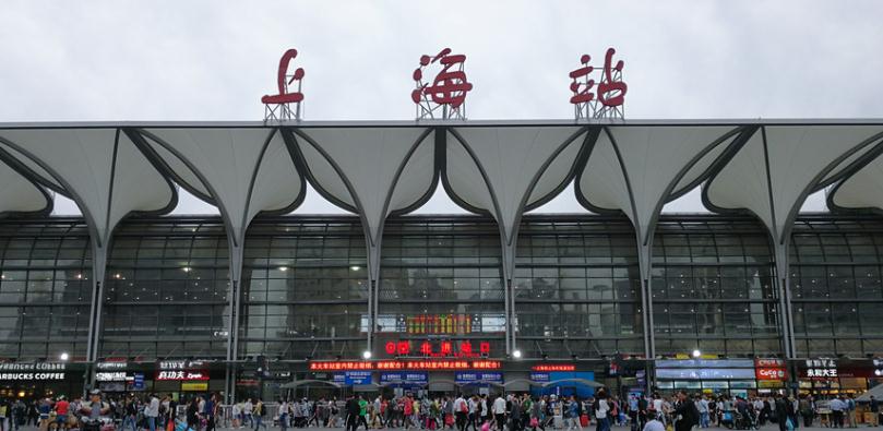 上海南站以及虹桥站三大火车站都成为了当地人必不可少的交通运输工具
