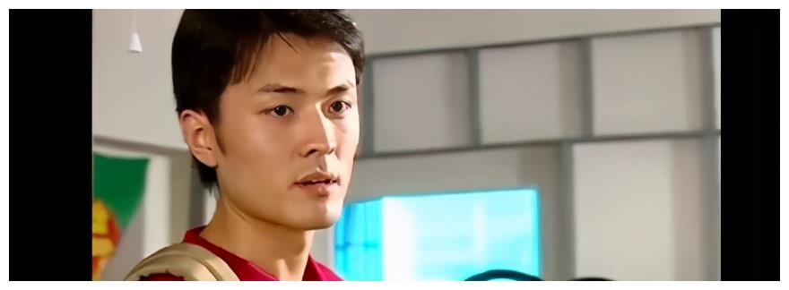 小时候真心觉得于小伟是世界上最帅的男人,因为《杨洋三嫁》这部剧里