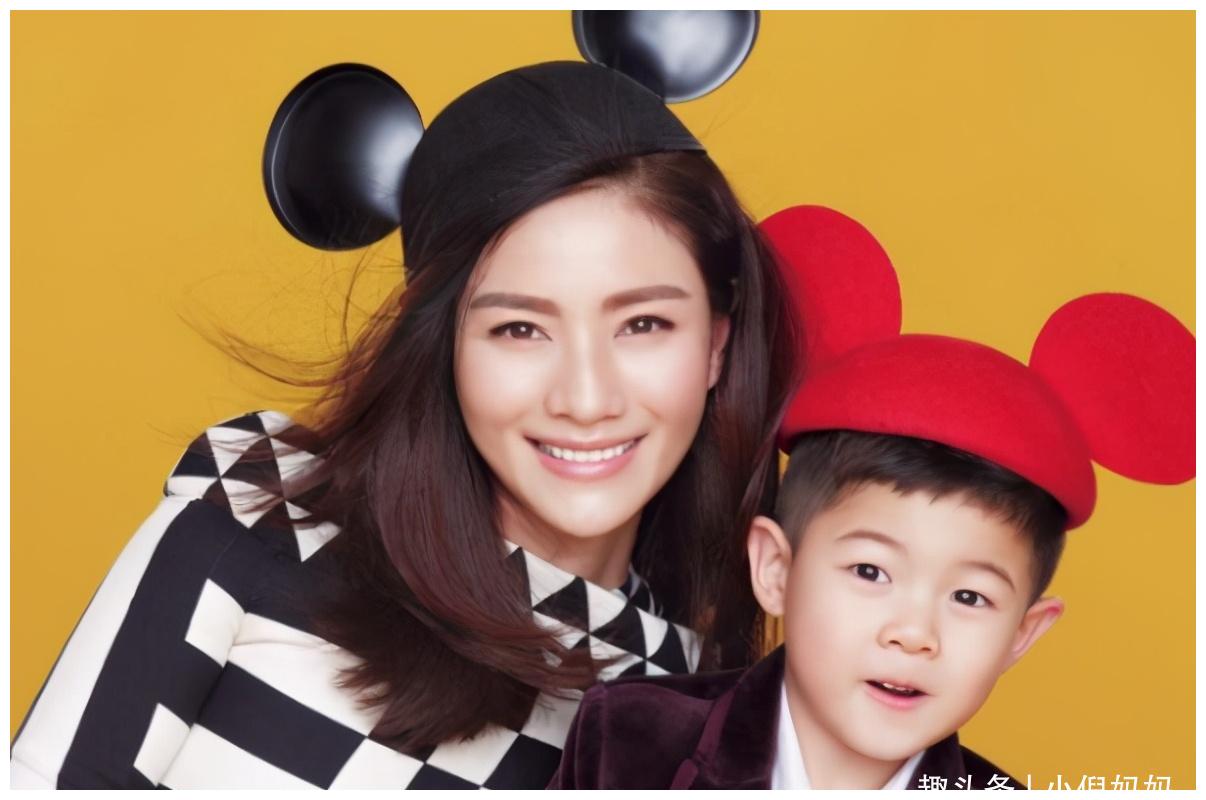 唐嫣宝宝"迷上"妈妈新剧,"小肉手"抢镜,网友:追剧从娃娃起