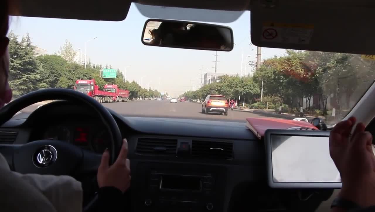 女学员猛打方向盘,左右来车吓坏教练,这种情况能上路吗?