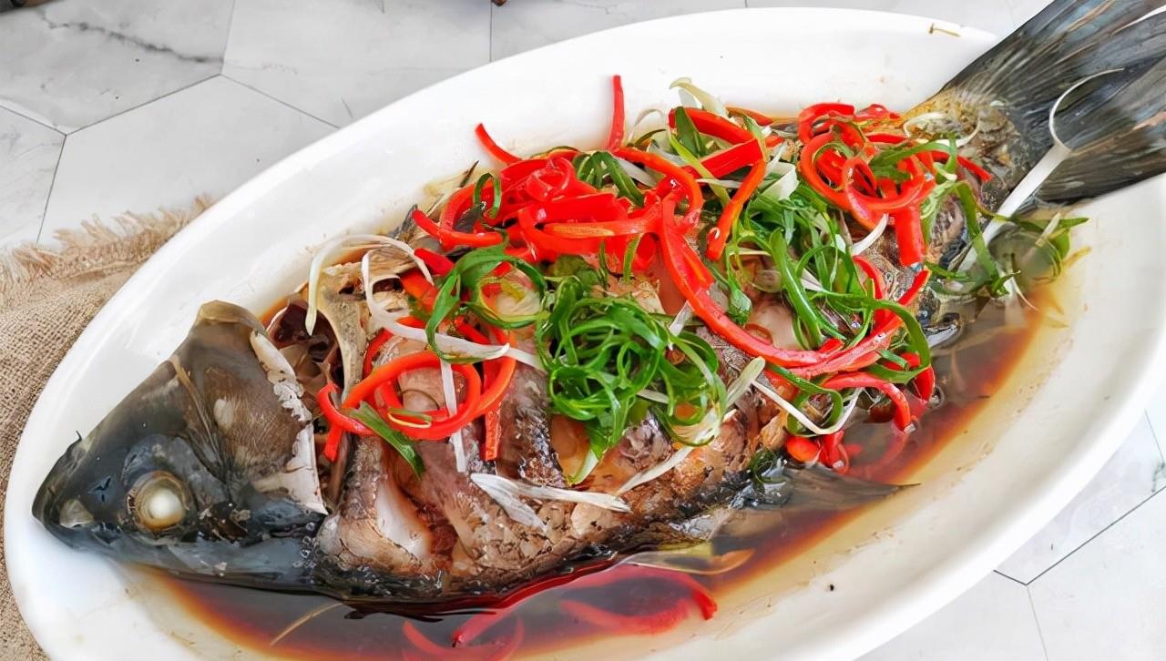 九,【清蒸鲤鱼】所需食材 如下:鲤鱼一条,葱,姜,蒜,蒸鱼豉油,料酒,盐