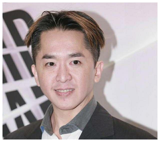 53岁邓兆尊有三女友,与妈妈抢遗产22年,身家丰厚很像韦小宝