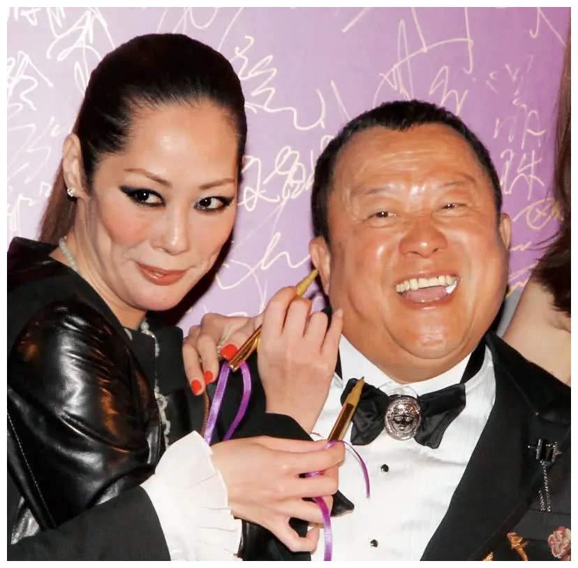 第一位就是曾与曾志伟传过绯闻的关淑怡,十几年前,未婚先孕的她生下了