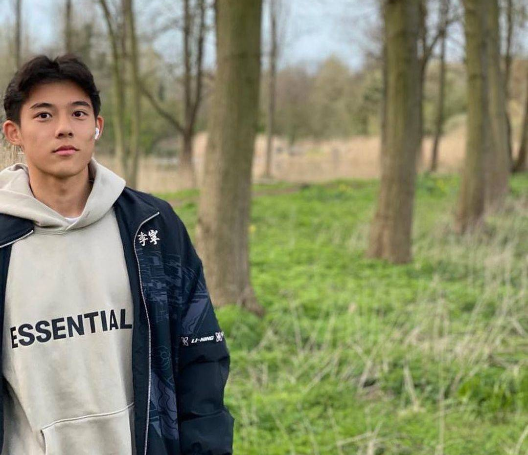 北京国安足球队总经理李明的儿子李嗣镕近日晒出自己的帅气照片