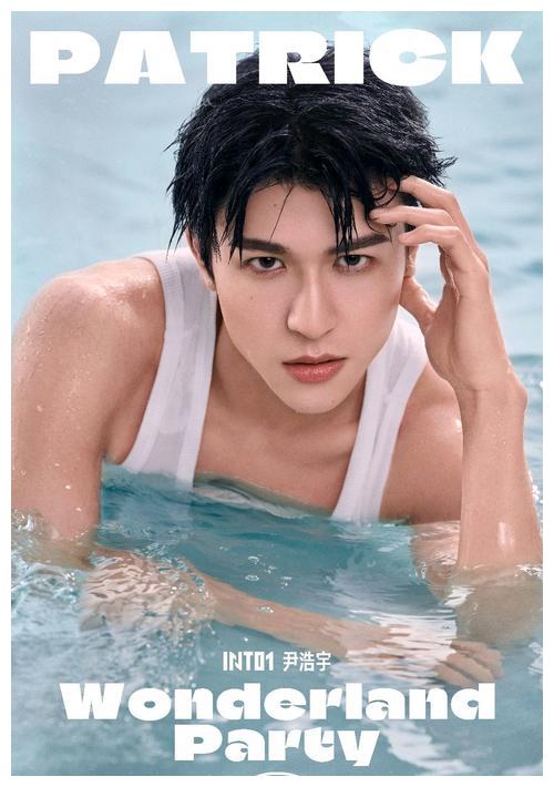 尹浩宇只穿了白色背心,大部分隐藏在水中,露出健硕臂膀.