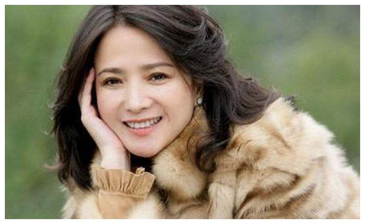 她曾红极一时,拍完了四大名著,50多岁美如少女