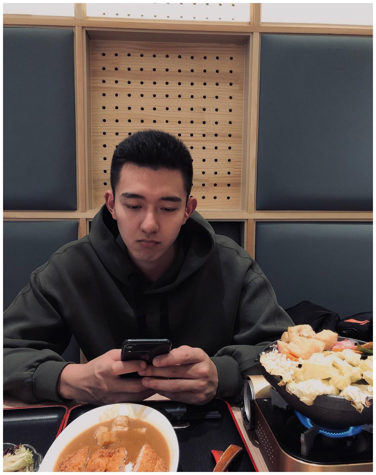 这枚19岁篮球帅哥的大鼻子很吸睛