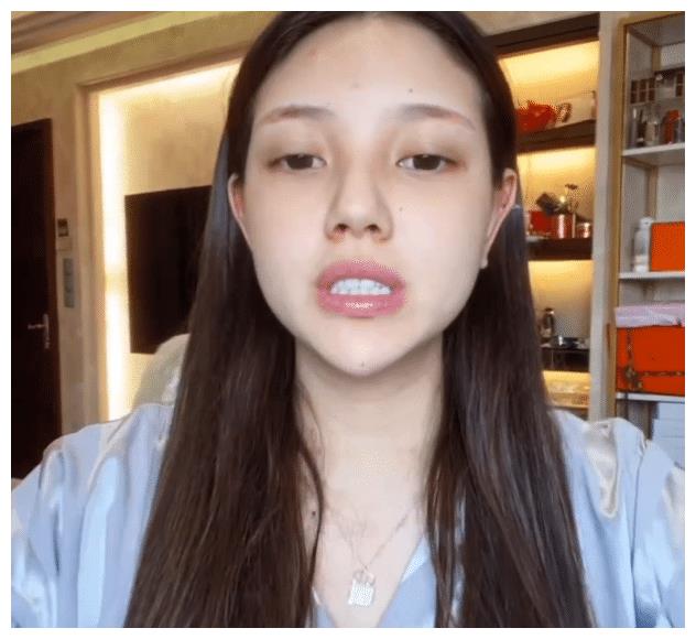 被问下巴为什么这么尖?兜儿笑称:我生出来就这样,你要问我妈