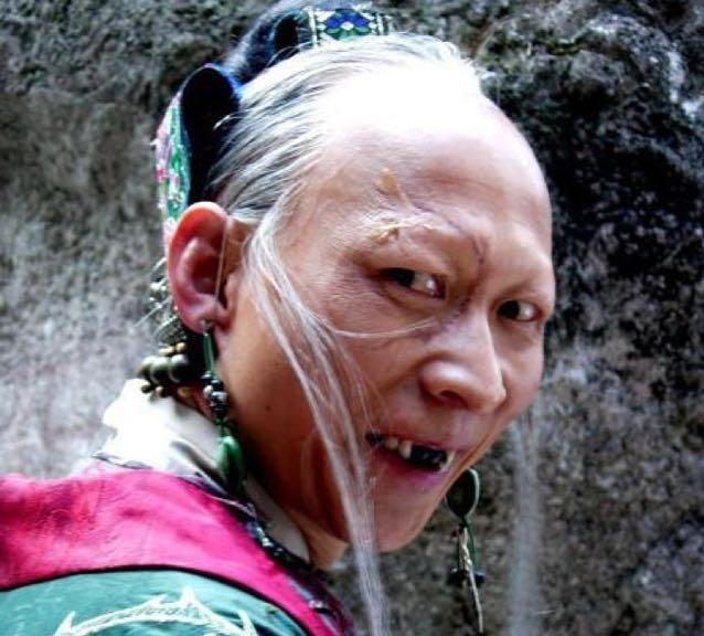 "金牌"丑角李明曾"吓哭"小孩,没想到妻子和女儿长成这样!