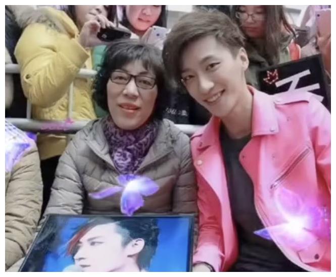 乔任梁妈妈被网暴走出丧子之痛后,与机器聊天,一个画面让人心酸
