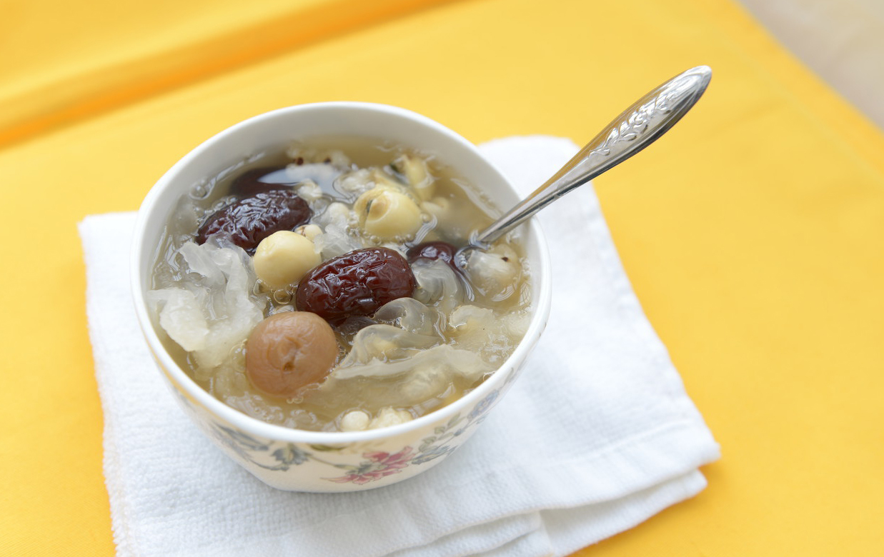 莲子银耳汤的功效(芡实莲子银耳汤的功效) 莲子银耳汤的功效(芡实莲子银耳汤的功效)