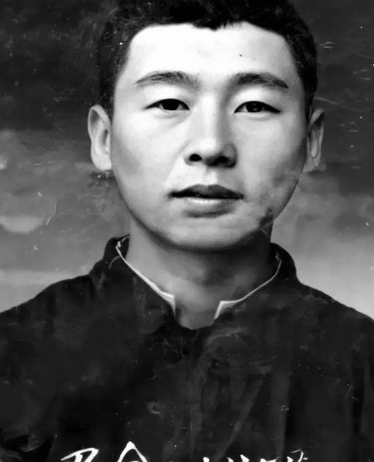 路遥20岁到41岁珍贵图片,附贾平凹,莫言,陈忠实与路遥合影!