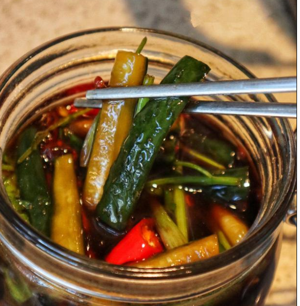 酸辣酱腌黄瓜的做法,这方子简单好用!泡一夜就能吃,又脆又下饭