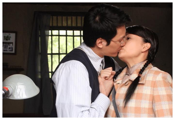 在拍摄《钻石豪门》时,这部剧的吻戏多到冯绍峰都吻到麻木了,最后实在