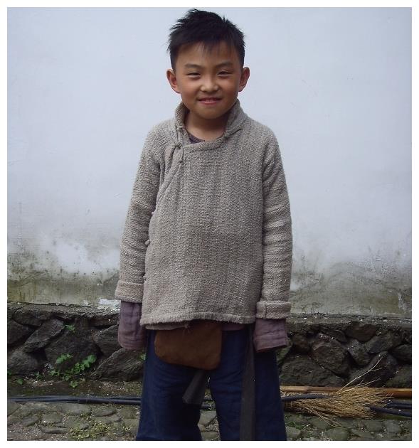 童星出道12年,一直不温不火,连千玺都带不动,如今却帅到不敢认