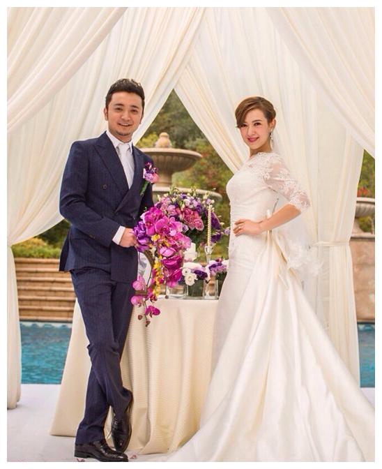 央视名嘴尼格买提,娶圈外美女很幸福,婚后喜欢深夜"放毒"