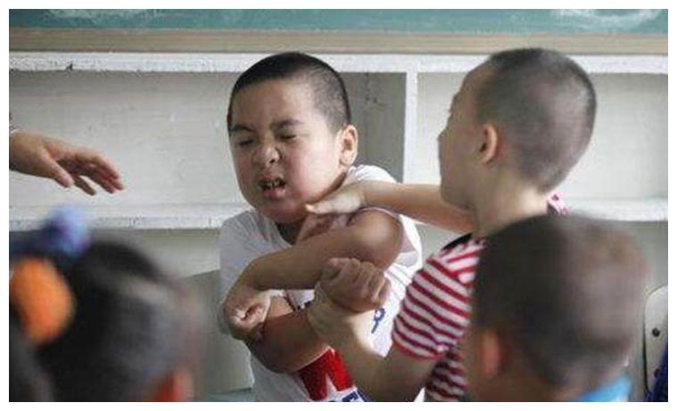 男孩高铁一路尖叫,女乘客提醒反被母亲扇耳光,这样的教育真可怕休闲区蓝鸢梦想 - Www.slyday.coM 男孩高铁一路尖叫,女乘客提醒反被母亲扇耳光,这样的教育真可怕休闲区蓝鸢梦想 - Www.slyday.coM