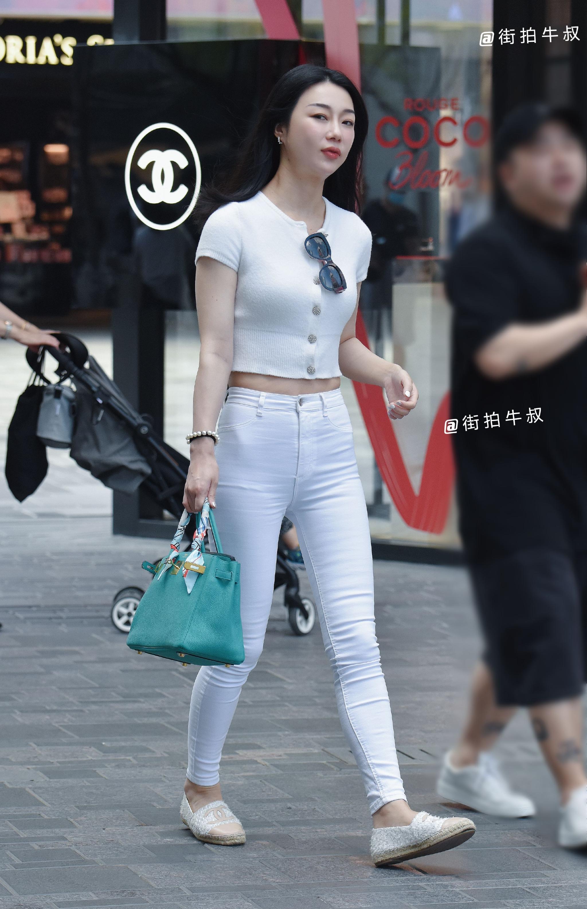 美女穿着成熟性感的法式针织衫出街__财经头条