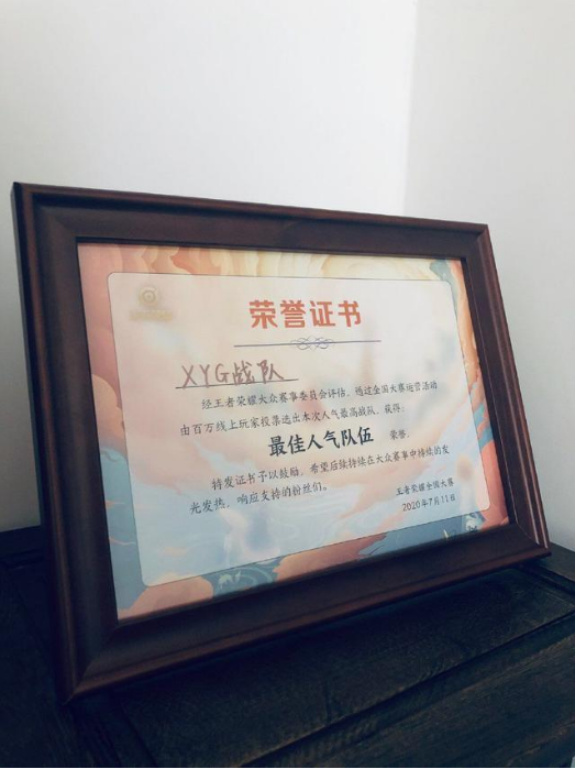 在王者荣耀领域众多当红游戏主播中,张大仙的技术也许不是最出色的,但