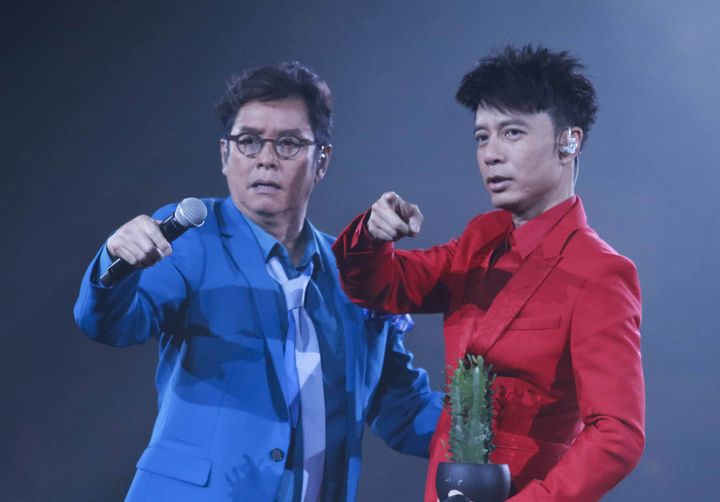 谭咏麟无视桃色纷争发合照为李克勤庆生笑容满面心情好