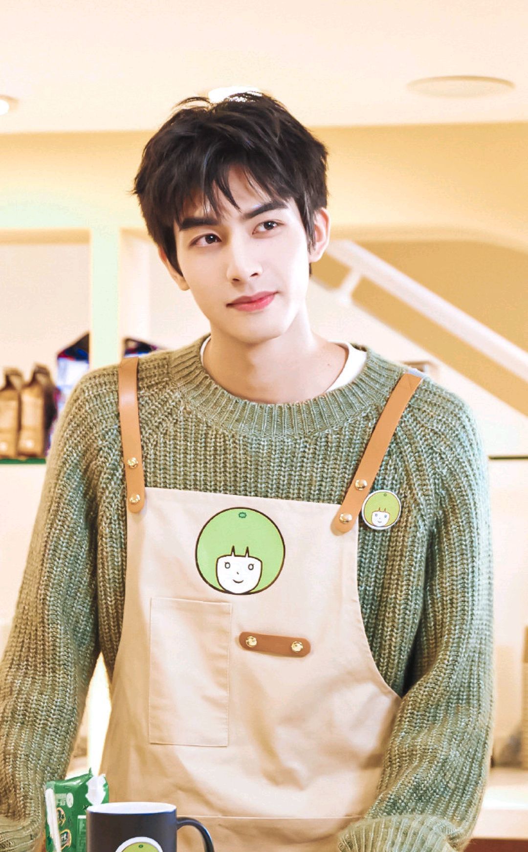 宋威龙穿搭造型大片,牛油果绿毛衣配上可爱围裙,帅气又乖巧_高清图集