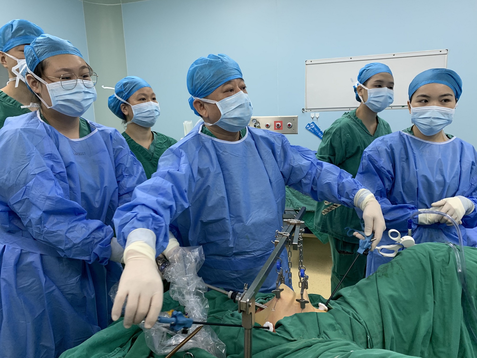 珠海首例免气腹腹腔镜手术完成