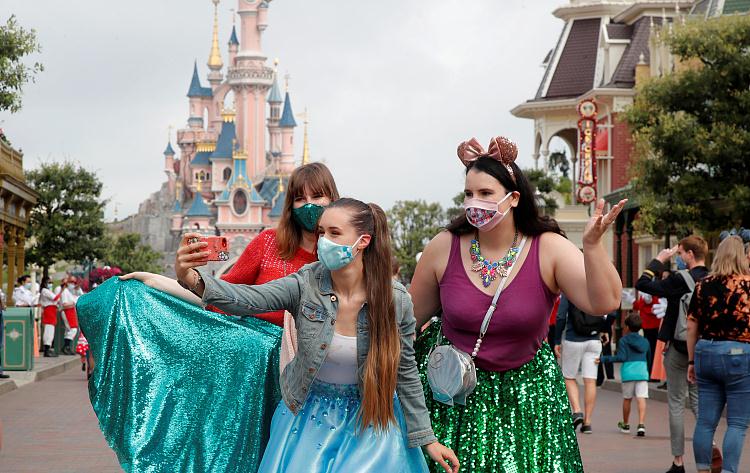 巴黎迪士尼乐园重新开放游客戴口罩游览