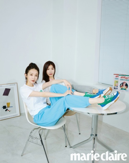 davichi成员姜敏京李海丽拍写真风格淡雅