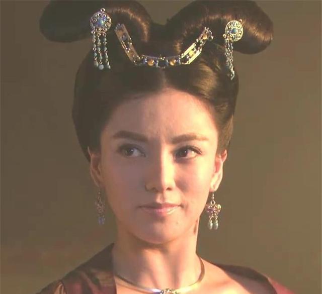 而当时,李元芳本是护送使团的将军,因为使团被杀一案,李元芳被怀疑是