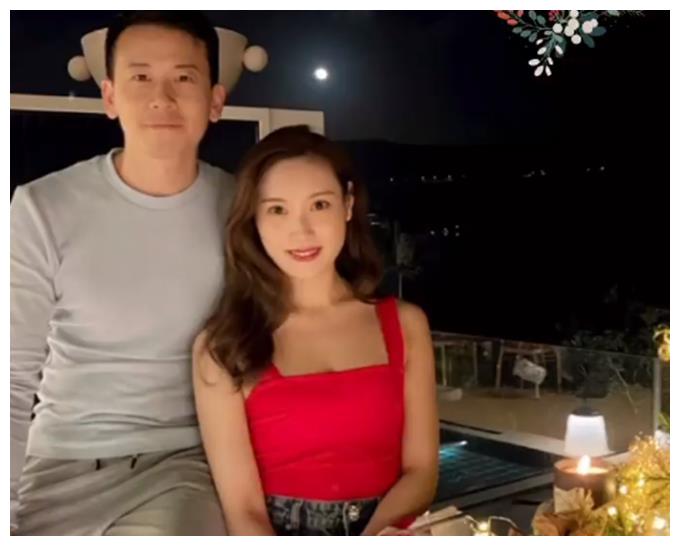 石修儿媳妇晒泳池靓照怀孕4个月四肢仍纤细素颜皮肤白到发光