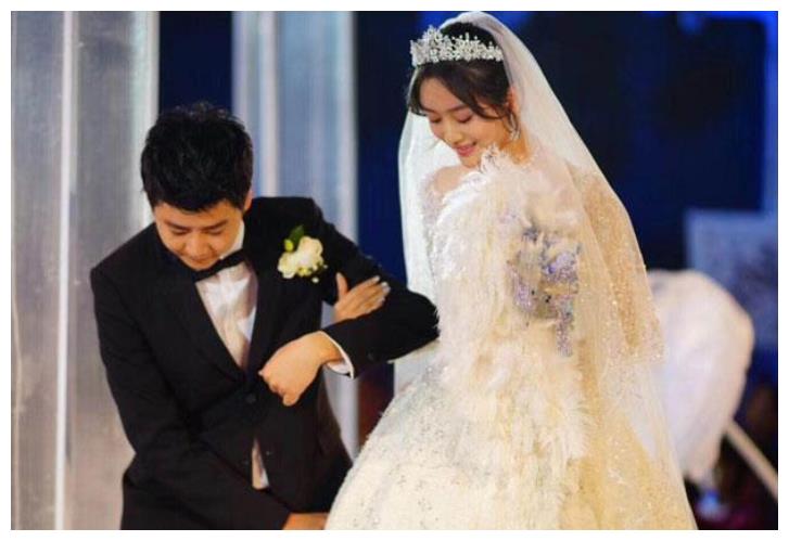 她竟偷偷结婚了老公是比她还红的他连关晓彤都表示羡慕