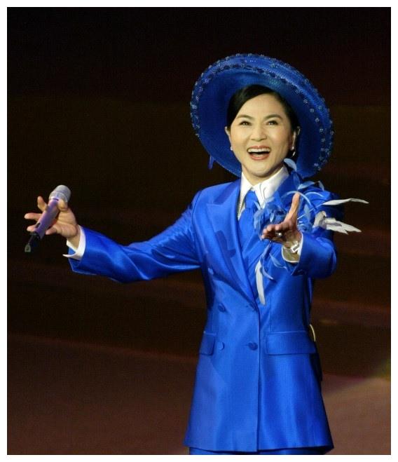 被誉为帽子歌后她的收山之作追梦人出道和邓丽君相近