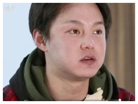 有种"变脸"叫尹正发福,近照曝光胖太多,遭网友嘲:像个老奶奶