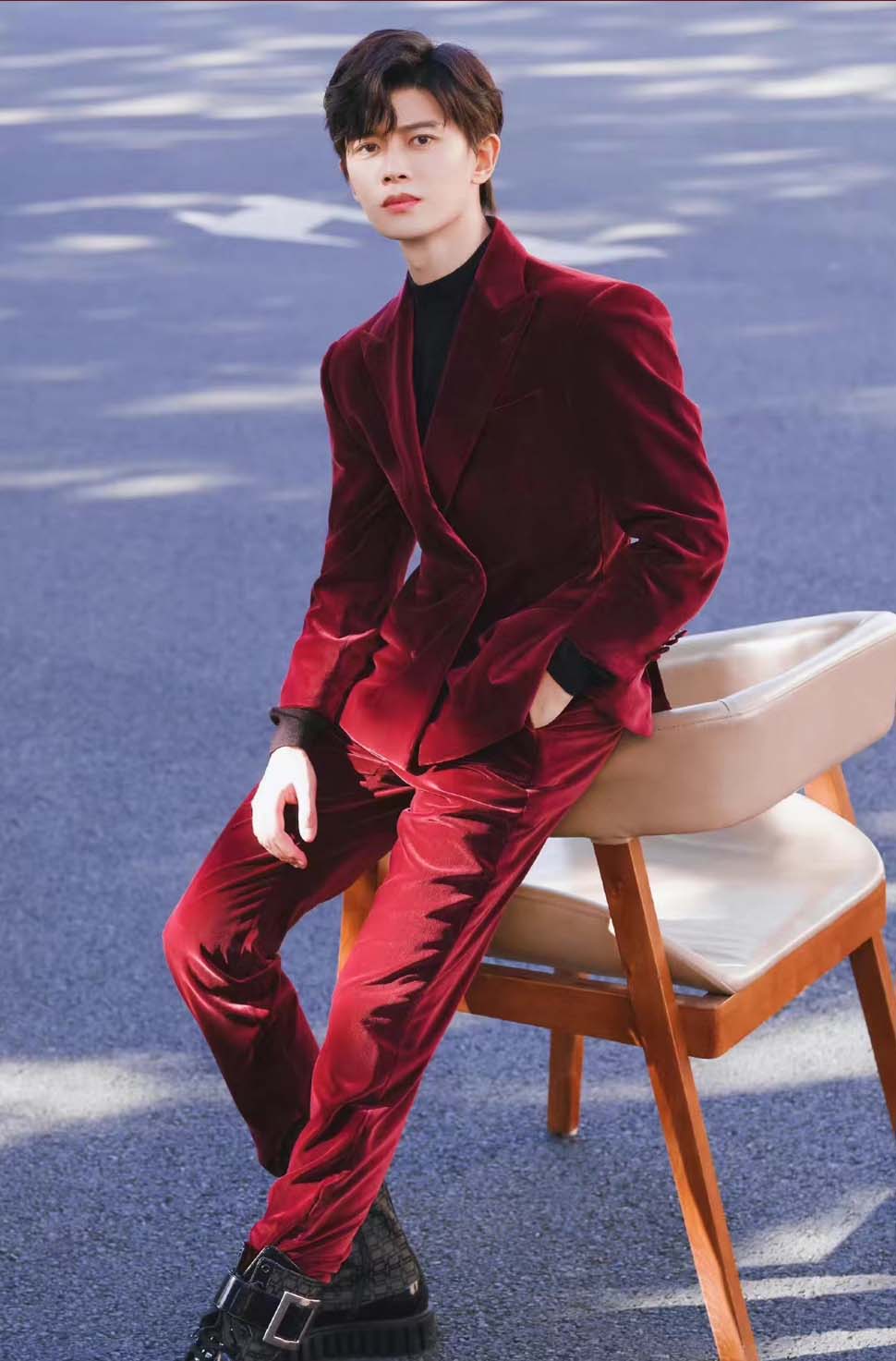 男明星红丝绒西装造型盘点,红丝绒奢华面料自带神秘感和矜贵感__财经