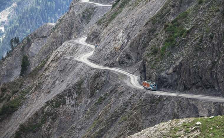 旅行看世界:盘点全球最危险的9条道路,你敢挑战吗?