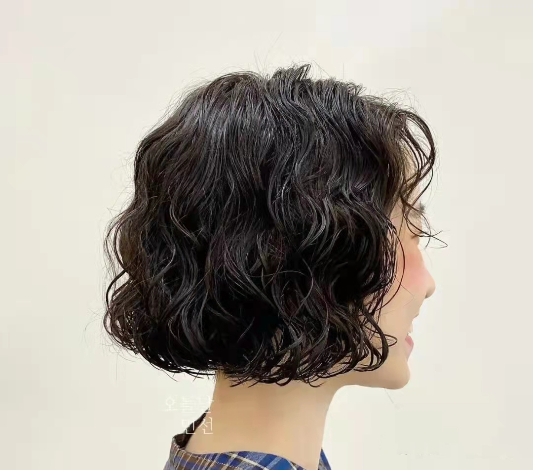 一刀切指的是发尾呈现出整齐的轮廓线,和波波头内扣发型接近,但发尾不