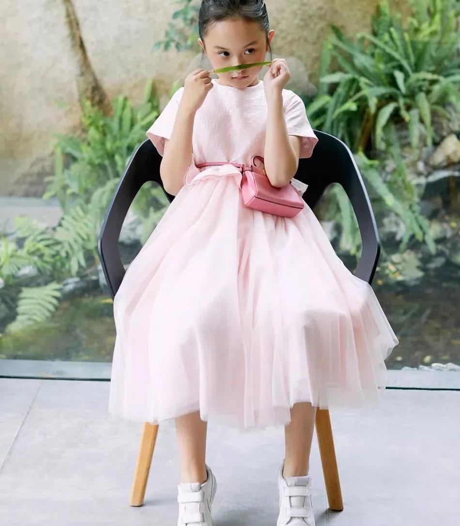 小芈月刘楚恬长大了格纹吊带裙搭黑t恤小小年纪这么会穿