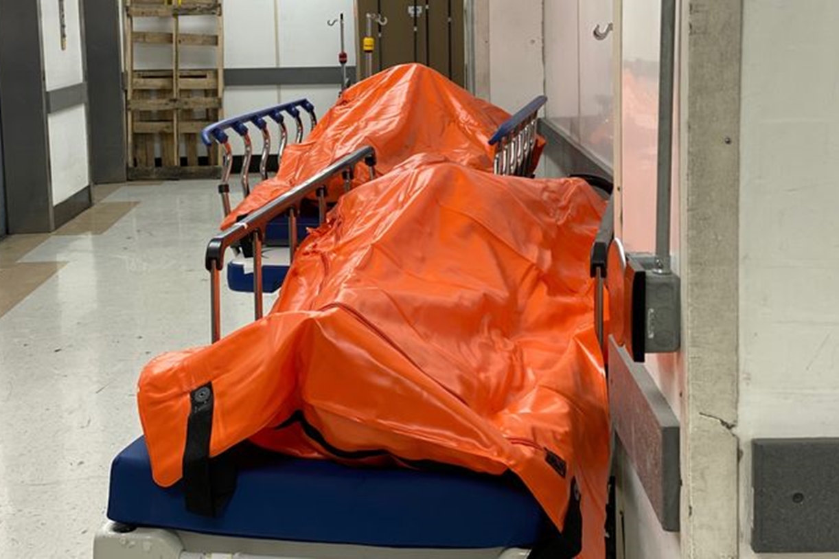 英国医院的殓尸袋用光,医院不得不使用床单包裹尸体|尸袋|尸体|医院